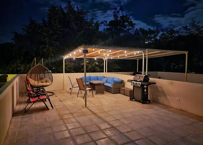 Tropical 2nd Floor With Rooftop