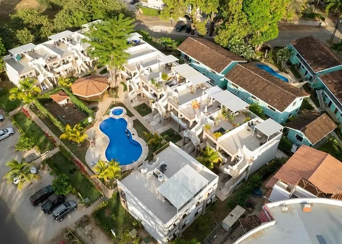Tropical 2nd Floor With Rooftop *